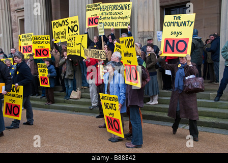 Demonstranten gegen den Windpark Reeves Hill / Stonewall Hill an der walisischen Grenze demonstrieren in Hereford, Großbritannien Stockfoto