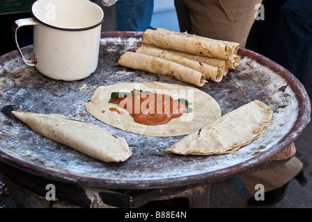 Taco Tacos Kochen auf einen Grill im Freien auf dem Bürgersteig von der Calle Macedonio Alcala in Oaxaca-Stadt, Oaxaca, Mexiko Stockfoto