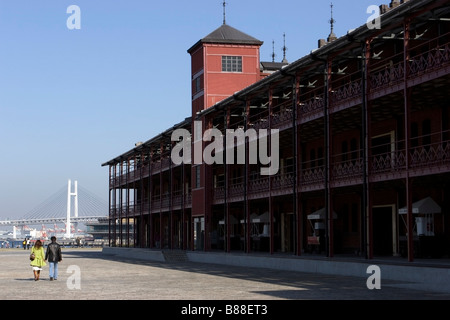 Die Menschen gehen durch das Aka Renga Soko aus rotem Backstein Lager in Yokohama Japan Stockfoto