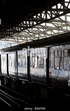 Erste Hauptstadt verbinden Klasse 319 Züge warten in Blackfriars Railway station London England Stockfoto