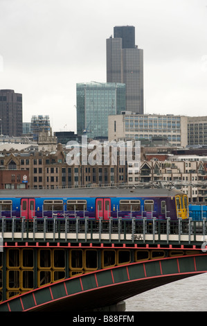 First Capital Connect Zug vorbei über die Eisenbahnbrücke bei Blackfriars in der City von London England Stockfoto