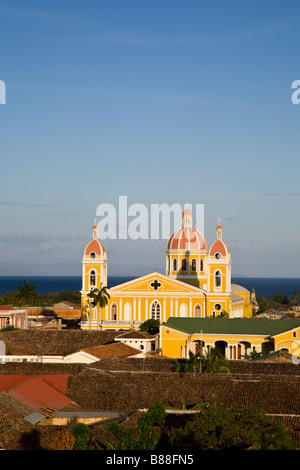 Kathedrale von Granada oder unserer lieben Frau Himmelfahrt-Kathedrale vor See Cocibolca gesehen von der Iglesia La Merced Glockenturm in Granada, Nicaragua. Stockfoto