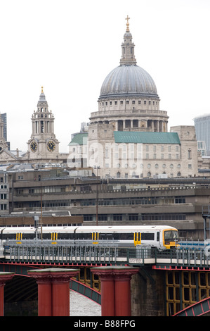 South Eastern Class 465 Bahnhof Blackfriars Railway Brücke in der Stadt London England Stockfoto