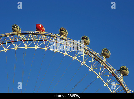 London Eye mit einer roten Nase Tag Kapsel, London, UK Stockfoto