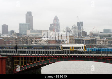 First Capital Connect und South Eastern Züge fahren über die Eisenbahnbrücke bei Blackfriars in der Stadt London, England Stockfoto