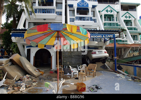 Ein Fahrzeug wird in einem Hotel untergebracht, nach dem 26. Dezember 2004 Patong Beach auf der Insel Phuket, Thailand Tsunami. Stockfoto