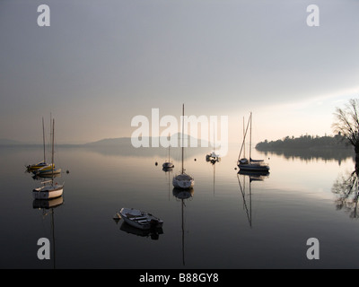 Festgemachten Segelbooten bei Sonnenuntergang, Lago Maggiore, Italien Stockfoto