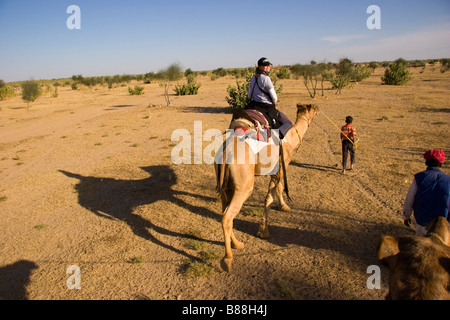 Touristische Fahrten Kamel in der Wüste Khuri Rajasthan Indien Stockfoto