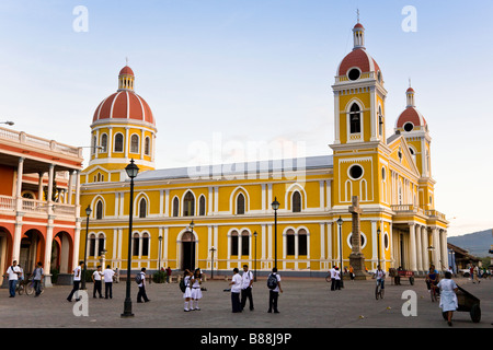 Kinder spielen in den Parque Central vor Mariä Himmelfahrt-Kathedrale und Kathedrale von Granada in Granada, Nicaragua. Stockfoto