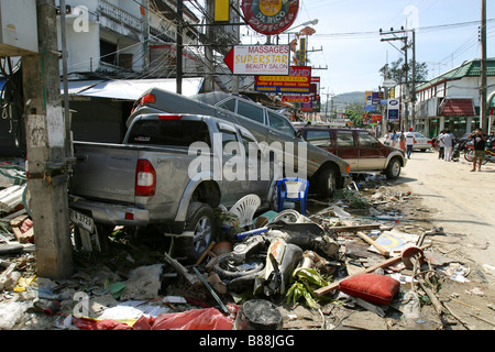 Schutt und Fahrzeuge säumen die Straßen nach dem 26. Dezember 2004 Patong Beach auf der Insel Phuket, Thailand Tsunami. Stockfoto