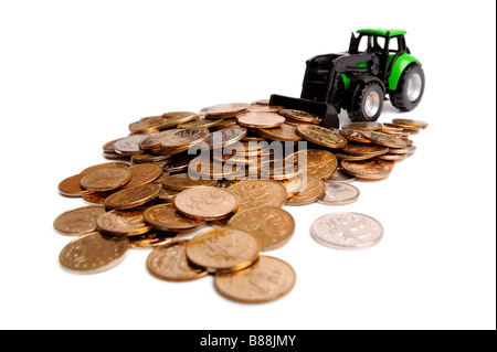 Grüner Traktor Rechen Münzen weißen Hintergrund Stockfoto