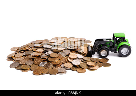 Grüner Traktor Rechen Münzen weißen Hintergrund Stockfoto