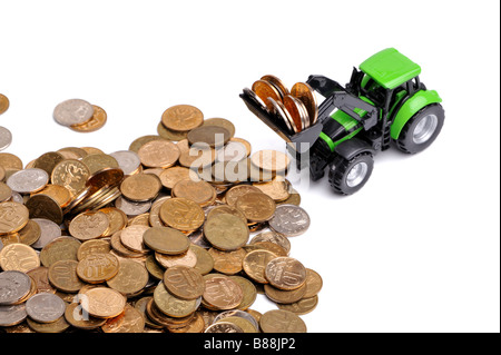 Grüner Traktor Rechen Münzen weißen Hintergrund Stockfoto