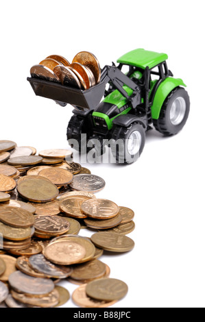 Grüner Traktor Rechen Münzen weißen Hintergrund Stockfoto