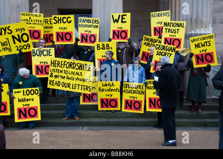 Demonstranten gegen den Windpark Reeves Hill / Stonewall Hill an der walisischen Grenze demonstrieren in Hereford, Großbritannien Stockfoto