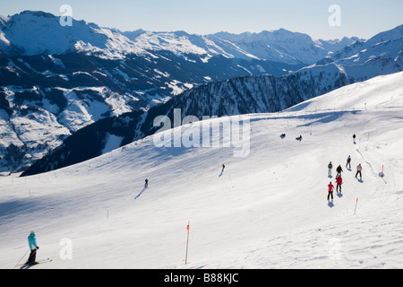 Rauriser Hochalmbahnen Skipiste Piste im Skigebiet in den österreichischen Alpen im Winter. Die Berge in der Ferne im Nationalpark Hohe Tauern. Rauris Österreich Europa Stockfoto