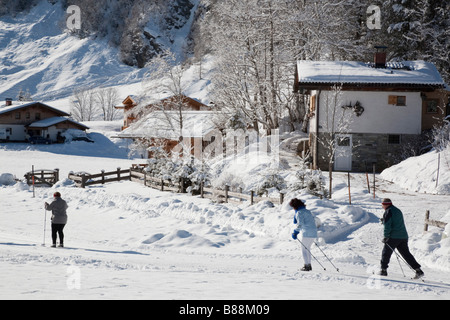 Bucheben Rauriser Sonnen Tal Österreich Menschen Skifahren auf Land-Loipe im Alpendorf Stockfoto