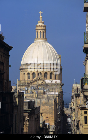 Blick auf die Kuppel der Karmeliter Kirche & Zekka Straße im alten Valletta, Malta Stockfoto