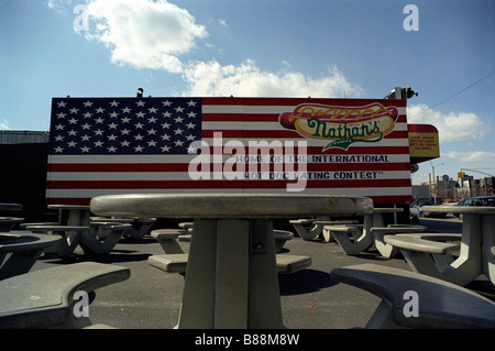 Die ursprünglichen Nathan Restaurant im Stadtteil Coney Island von der New Yorker Stadtteil Brooklyn Stockfoto