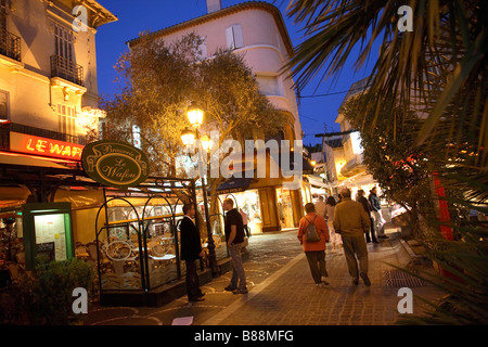 DORF SAINTE-MAXIME IN DER NACHT Stockfoto