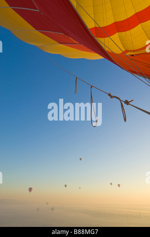 Viel heiße Luftballons fliegen über der Wüste bei Sonnenaufgang in der Nähe von Luxor Ägypten Nahost Stockfoto