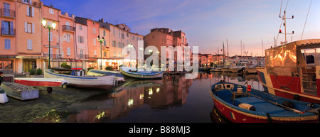 SAINT TROPEZ HAFEN BEI NACHT Stockfoto