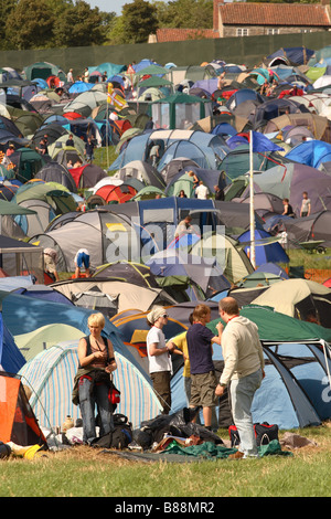 Glastonbury Festival Fans und Festivalbesucher das Aufstellen von Zelten in anstrengenden hektischen Zelt camping Bereich Szene bei Glastonbury Juni 2008 Stockfoto