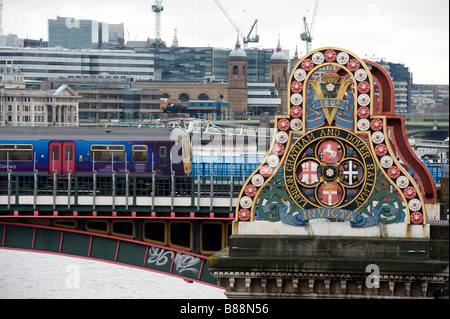 First Capital Connect Zug vorbei über die Eisenbahnbrücke an der Blackfriars Station in der Stadt London England Stockfoto