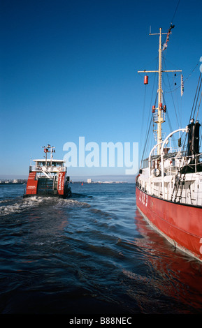 12. Februar 2009 - übergibt HADAG Fähre Route 62 Feuerschiff ELBE 3 in Neumühlen in Hamburg. Stockfoto