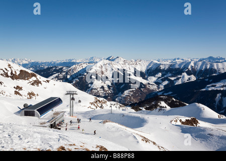 Blick über die Rauriser Hochalmbahnen Skipisten mit Skifahrer Skifahren in Alpine Resort in den österreichischen Alpen im Winter. Rauris, Österreich Stockfoto