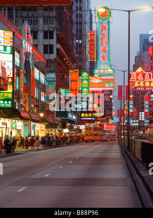 Straßenbahnen, Busse und Verkehr zwischen den Wänden der Neonröhren an der Nathan Road in Kowloon Hong Kong Stockfoto