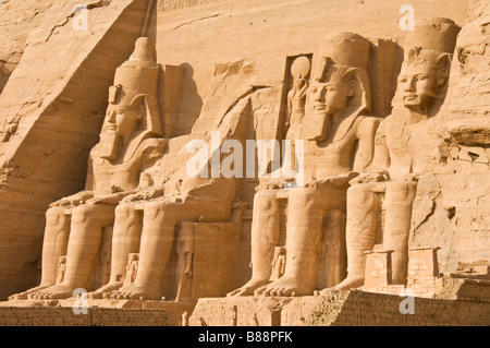 Riesige Statuen des großen Pharaos Ramses II außerhalb der Tempel Ramses II in Abu Simbel Oberägypten Middle East Stockfoto