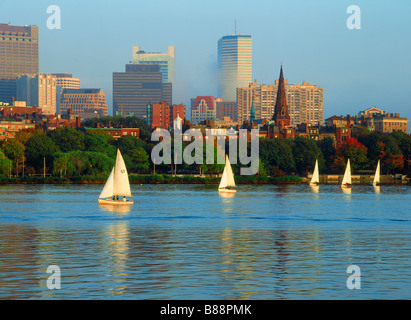 Segelboote am Charles River unter Skyline von Boston im Morgengrauen Stockfoto