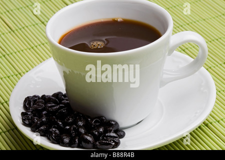 Tasse Espresso Kaffee auf einer grünen Tischdecke Stockfoto