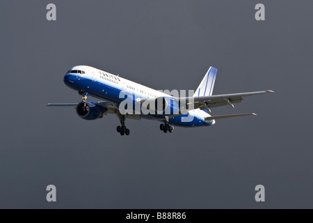 Eine Boeing B757 von United Airlines auf Finale Stockfoto