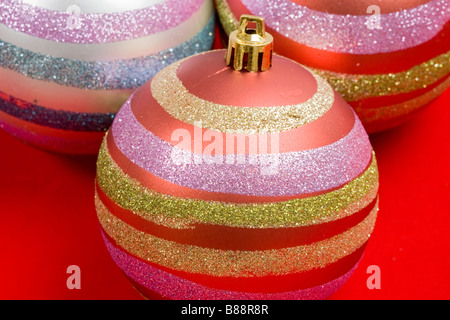 Drei Kugeln von Weihnachten auf einen roten Hintergrund Stockfoto