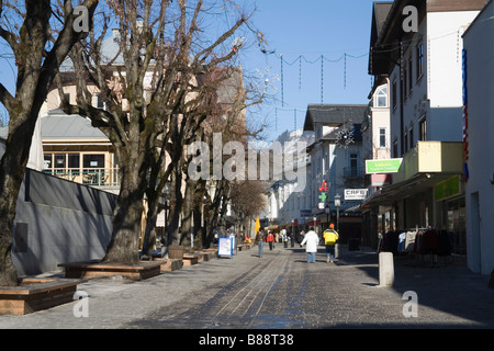 Zell verkehrsberuhigten Innenstadt beschäftigt mit Shopper sehen Österreich EU Januar Suche entlang der Baum gesäumt werden. Stockfoto