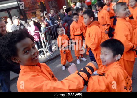 Studenten aus einer Martial-Arts-Schule-Praxis in Chinatown vor der Silvester-parade Stockfoto