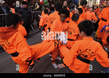 Studenten aus einer Martial-Arts-Schule-Praxis in Chinatown vor der Silvester-parade Stockfoto