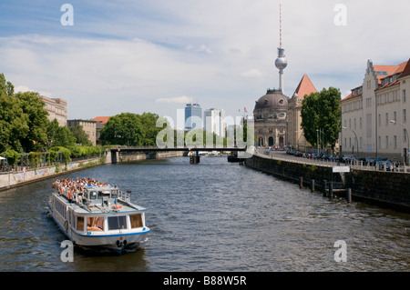 Touristenboot auf der Spree im Hintergrund die Museumsinsel und den Fernsehturm Berlin Deutschland Stockfoto