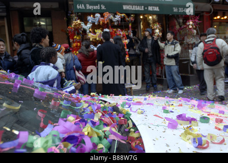 Konfetti aus künstlichen Fireworks Würfe die Straßen Chinatown während der jährlichen Chinatown Lunar New Year Parade Stockfoto