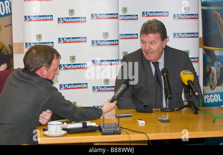 John Toshack Manager an der Welsh national Football team abgebildete interviewt auf einer Pressekonferenz in Cardiff Stockfoto
