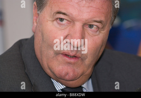 John Toshack Manager für die Walisische Fußballnationalmannschaft, abgebildet auf einer Pressekonferenz in Cardiff Stockfoto