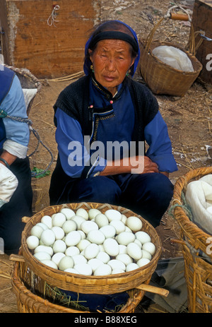 1, 1, chinesische Frau, Frau Bai, Bai Ethnizität, ethnische Minderheit, ei Anbieter, Hersteller, Verkauf von Eiern, Montag Markt, Shaping, Provinz Yunnan, China Stockfoto