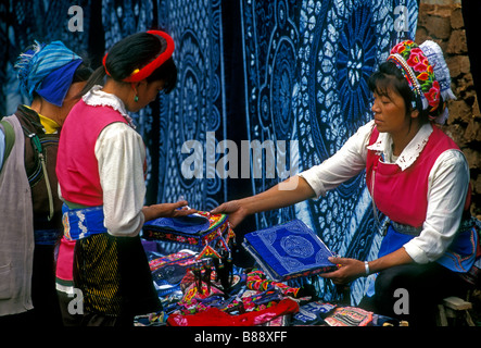 Chinesische Frauen, Frauen, Bai Bai Ethnizität, ethnische Gruppe, die ethnischen Minderheiten angehören, Anbietern, Verkaufen, Batik, Montag Markt, Shaping, Provinz Yunnan, China, Asien Stockfoto