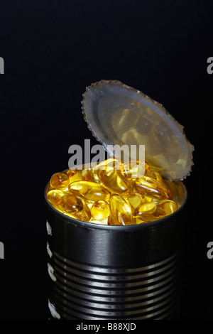 Fischölkapseln in einer Dose Thunfisch Stockfoto