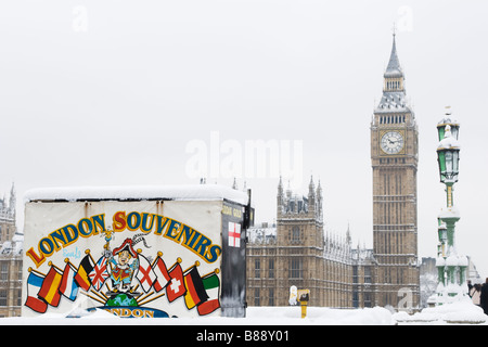 London-Souvenirs im Schnee Stockfoto