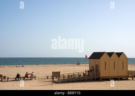 Strandhütten und Bänke am Praia Manta Rota, Algarve, Portugal Stockfoto