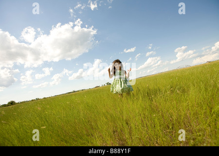 Mädchen läuft über eine Wiese in North Dakota Stockfoto