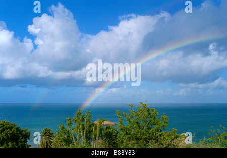 Regenbogen auf einem Hintergrund von reinen Himmel Stockfoto